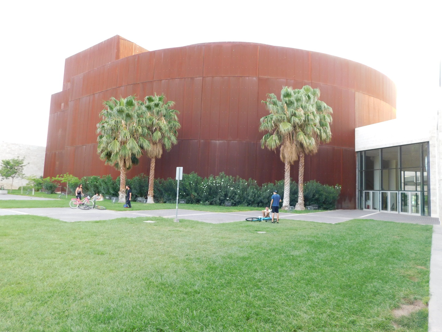 Teatro del Bicentenario — fachada de acero